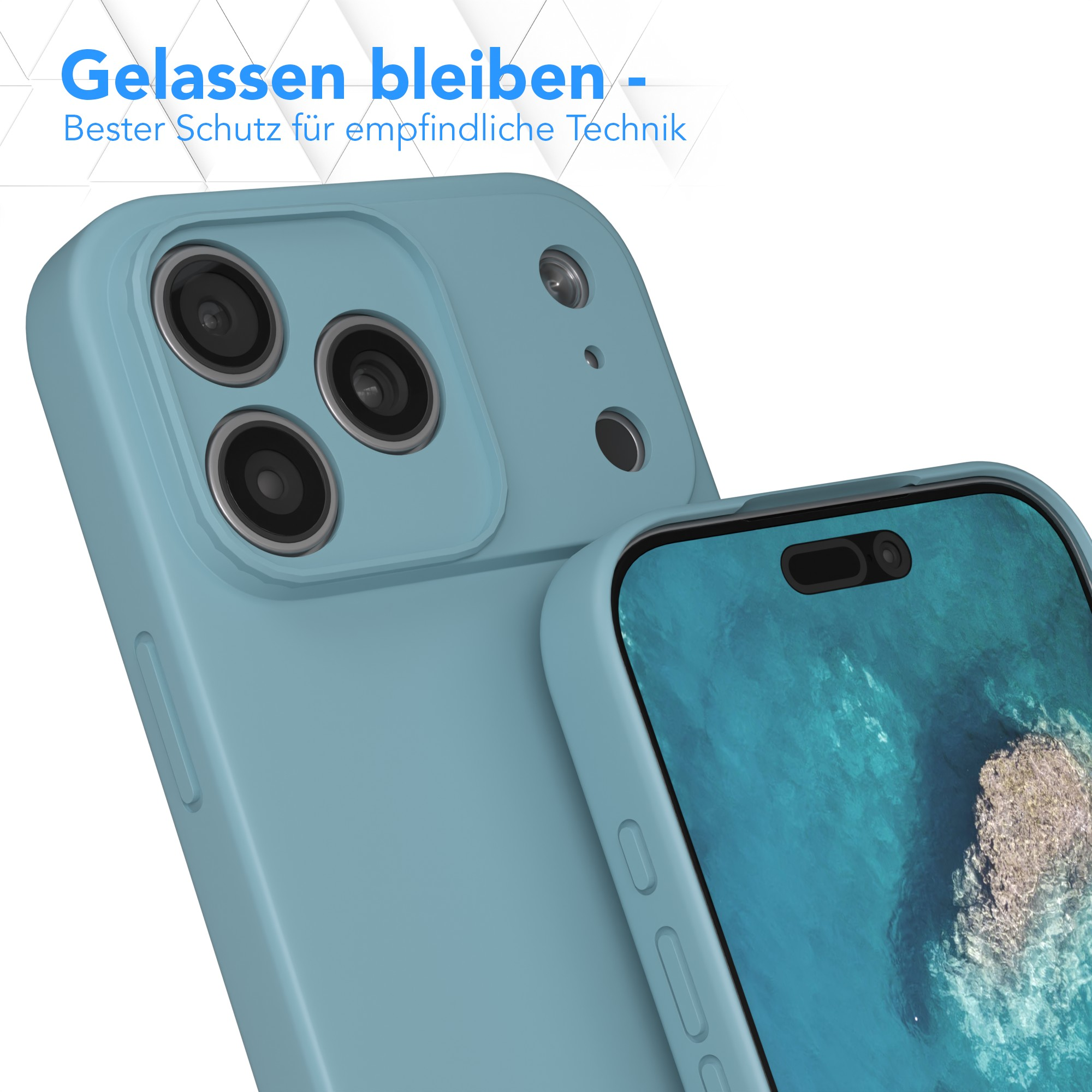 Nahaufnahme einer hellblauen Handyhülle mit drei Kameralinsen. Ein Telefonbildschirm zeigt eine Meereslandschaft.