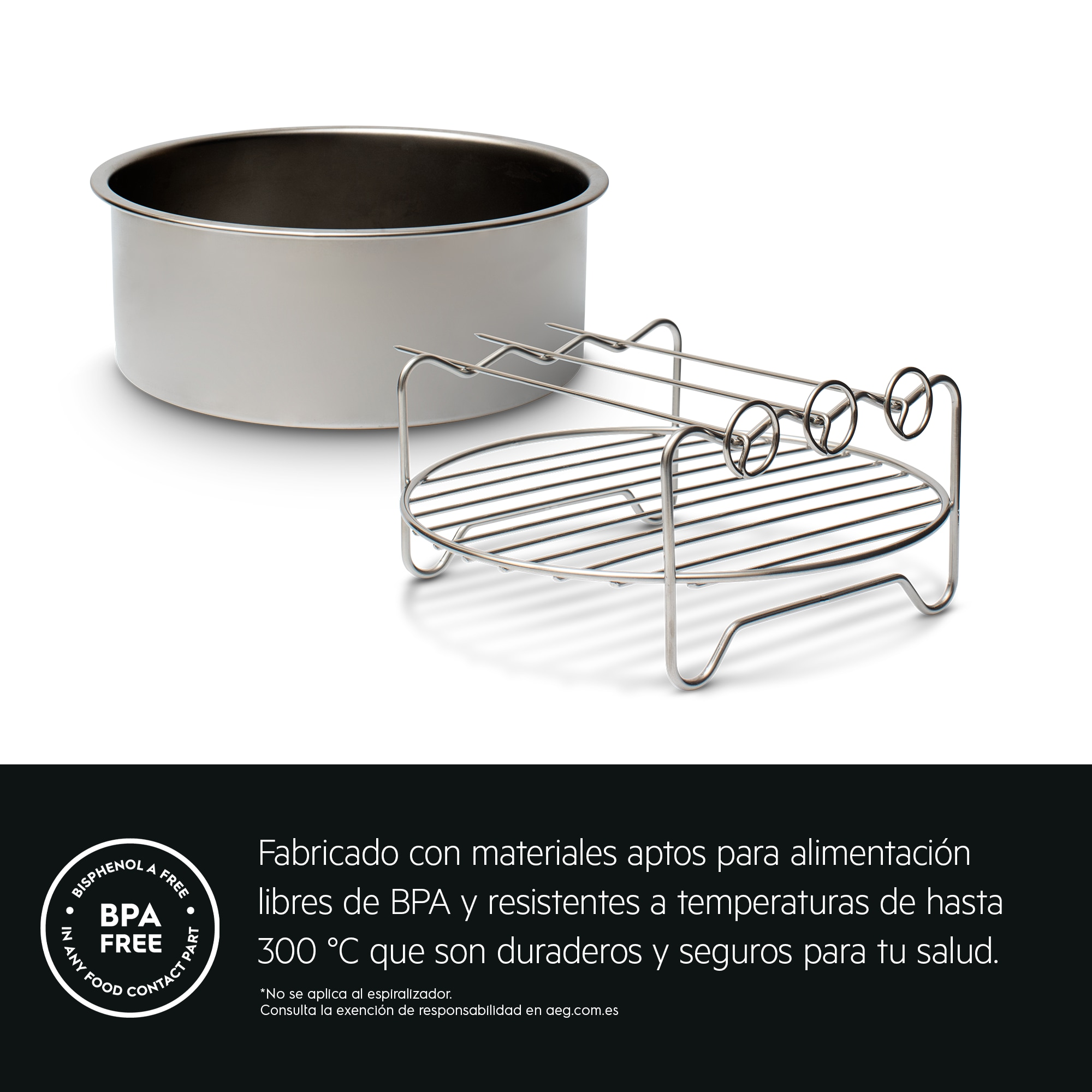 Accesorios de cocina de acero inoxidable. Incluye una olla y una parrilla. Fondo blanco.
