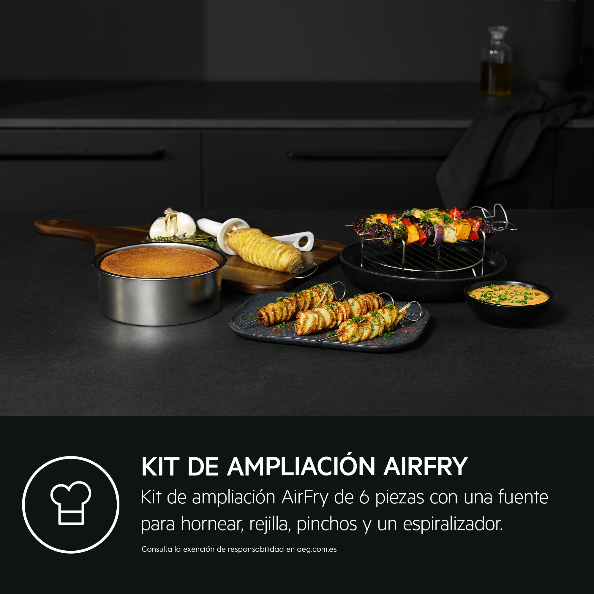 Kit Airfryer con alimentos, incluyendo brochetas de verduras, patatas y un pastel. Fondo negro, ambiente de cocina.