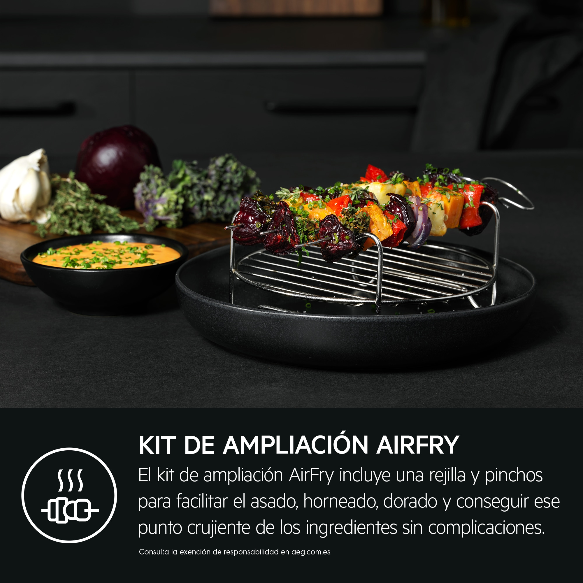 Un pincho con verduras a la parrilla sobre un soporte metálico. Un cuenco con salsa y otros ingredientes están al fondo.