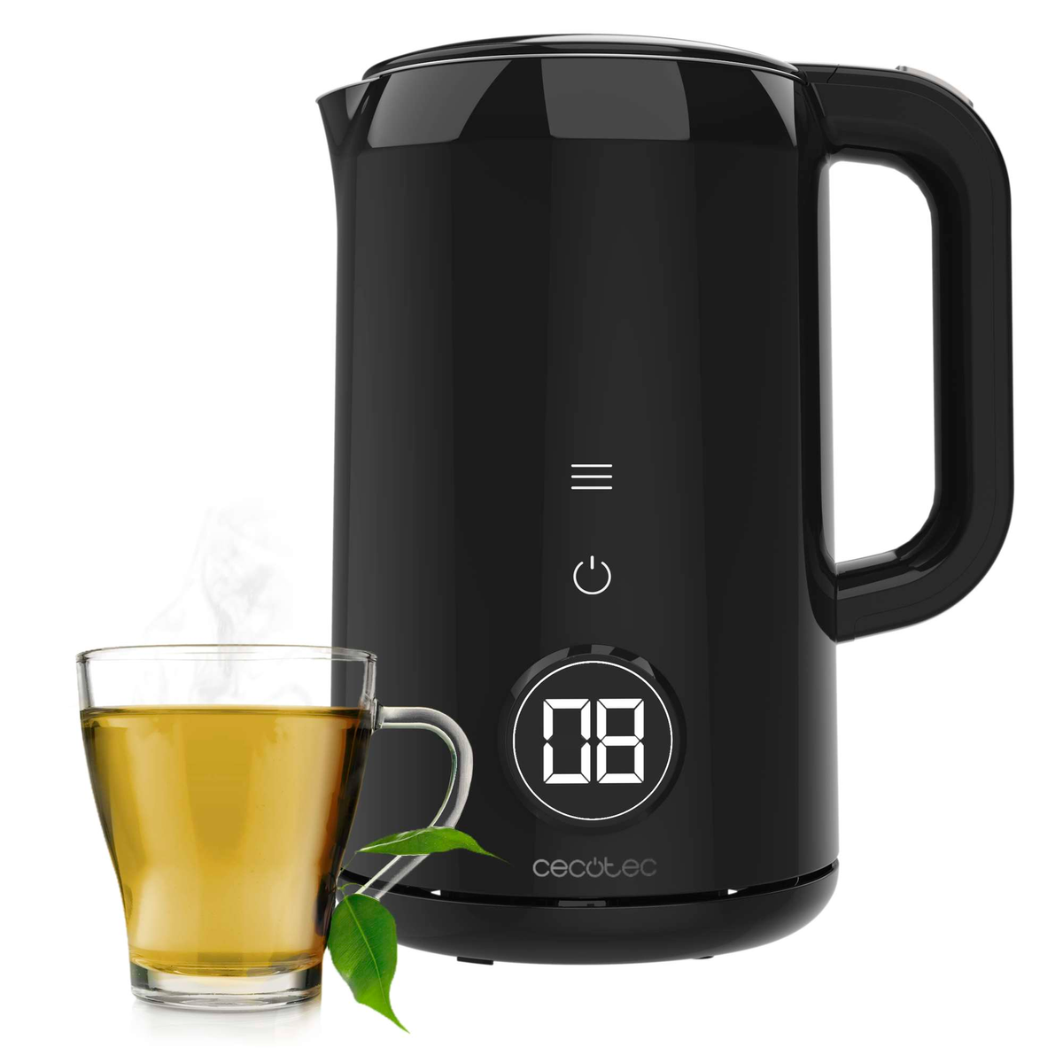 Ein schwarzer Wasserkocher neben einem Glas Tee mit Dampf. Ein digitales Display zeigt '08'. Grüne Blätter sind in der Nähe der Tasse.