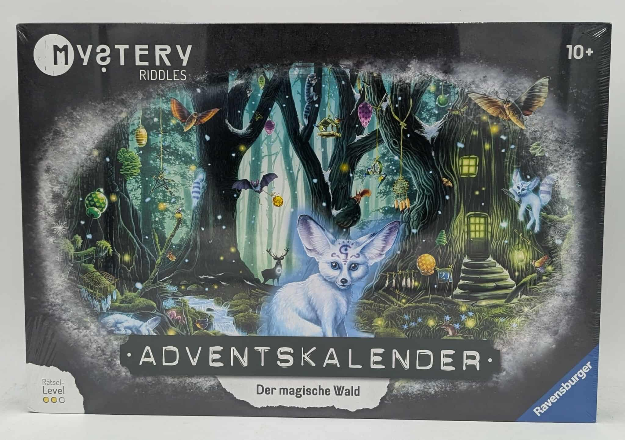 Schachtelkunst für einen Adventskalender mit einer Fantasy-Waldszene. Ein weißer Fuchs steht im Zentrum, umgeben von Bäumen, Lichtern und Tieren.