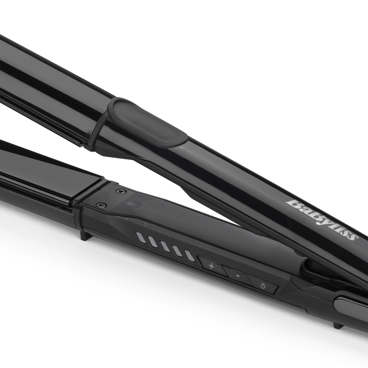 Zbliżenie czarnej prostownicy BaByliss na białym tle. Zawiera przyciski i płytki.