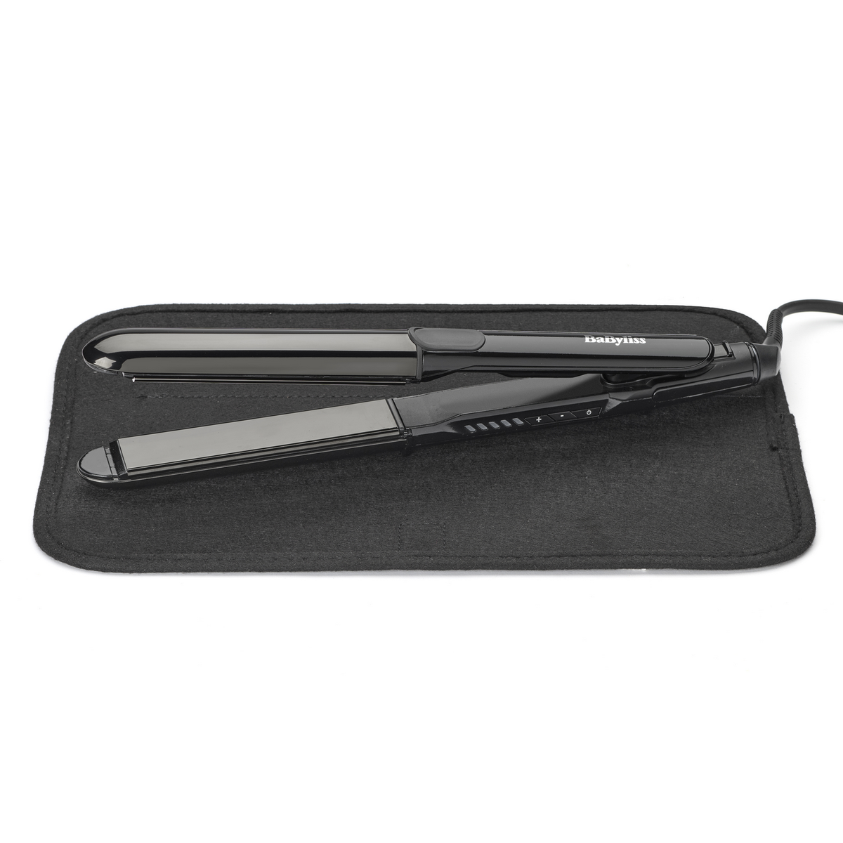 Czarna prostownica do włosów marki Babyliss spoczywa na czarnej macie. Prostownica jest otwarta, widoczny jest przewód zasilający.