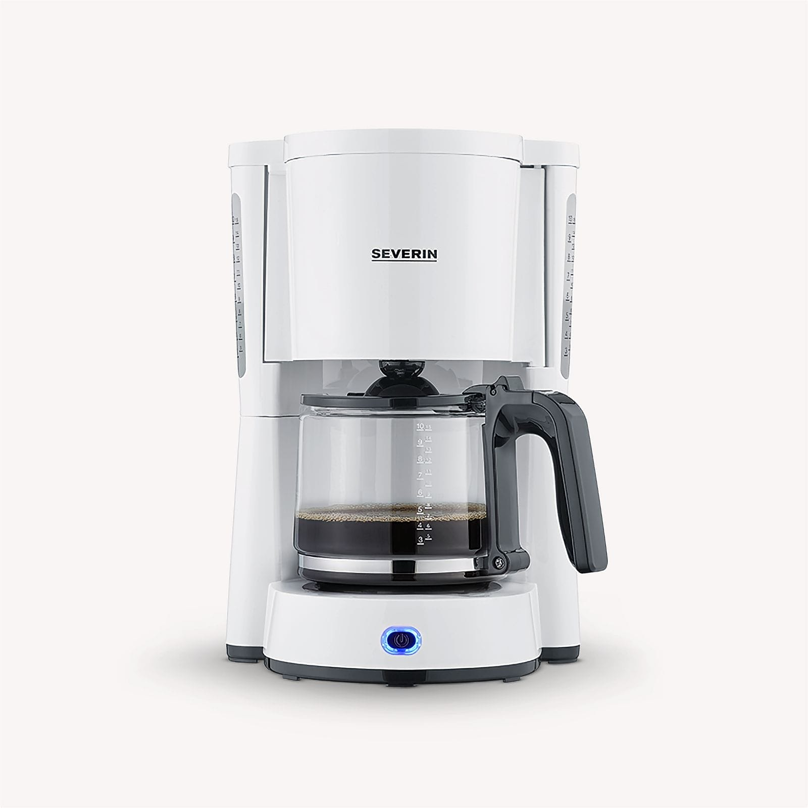 Biały ekspres do kawy Severin ze szklanym dzbankiem wypełnionym kawą. Czarny uchwyt i przycisk zasilania.