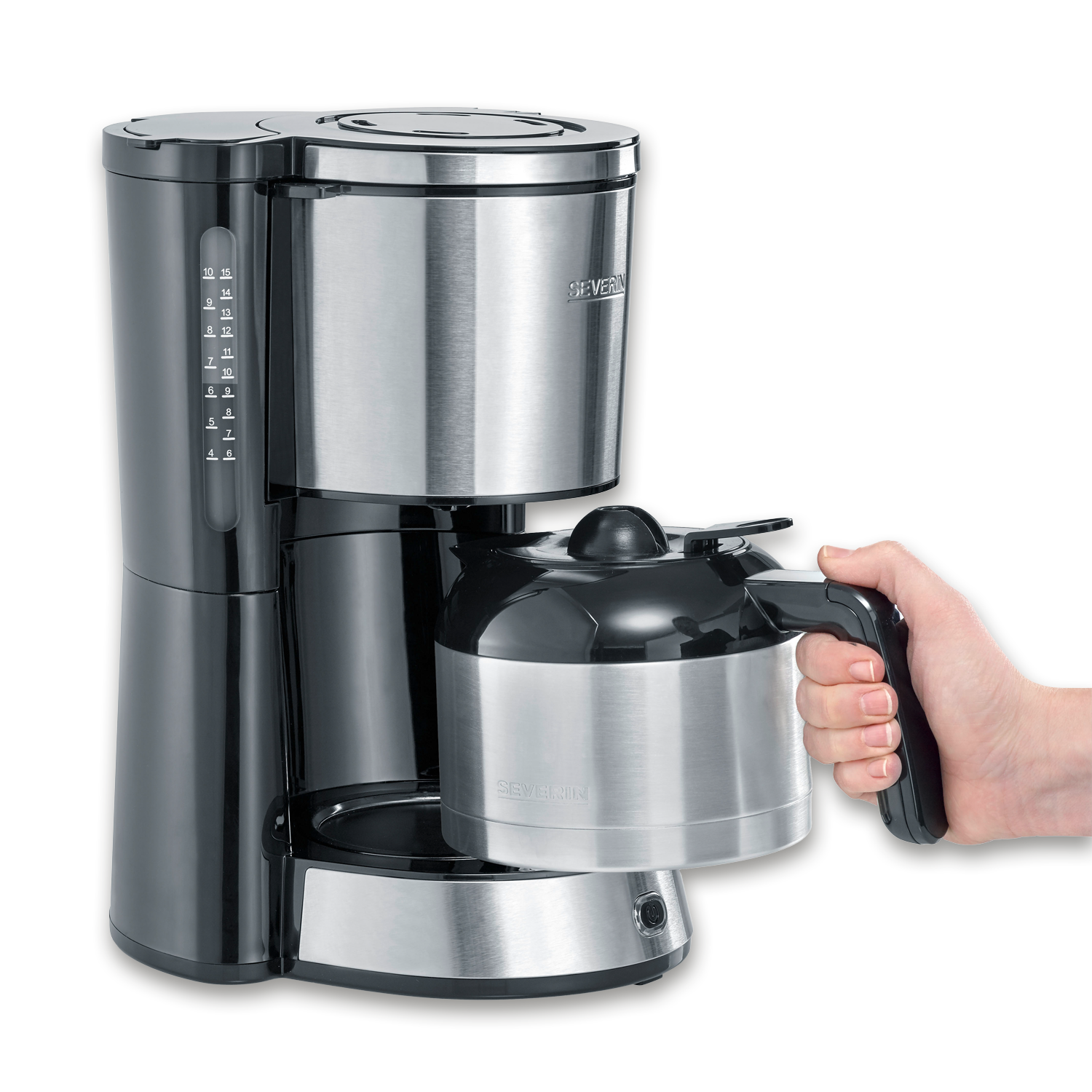 Une cafetière avec une carafe argentée est tenue par une main. Elle est noire et argentée, sur fond sombre.