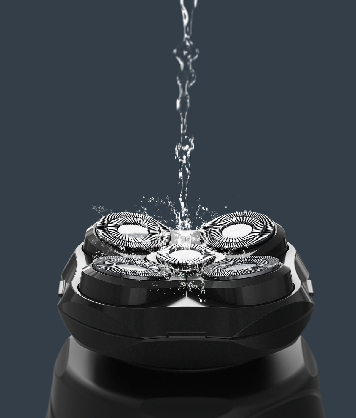 Primo piano di un rasoio elettrico nero con acqua versata sulle lame. Goccioline d'acqua e sfondo blu visibili.