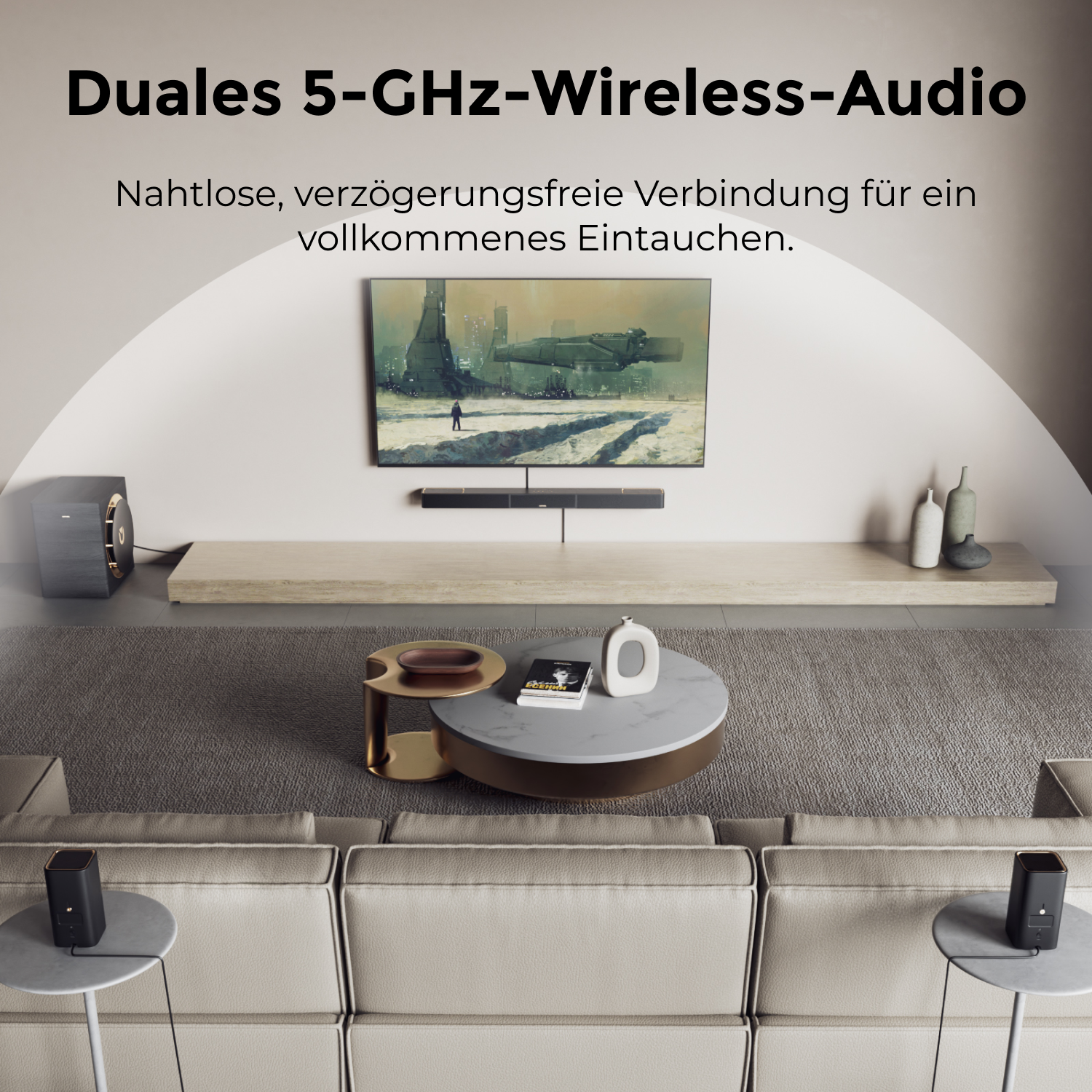 Salon avec enceintes, TV, table basse et canapé. Le texte en haut dit : Duales 5-GHz-Wireless-Audio.