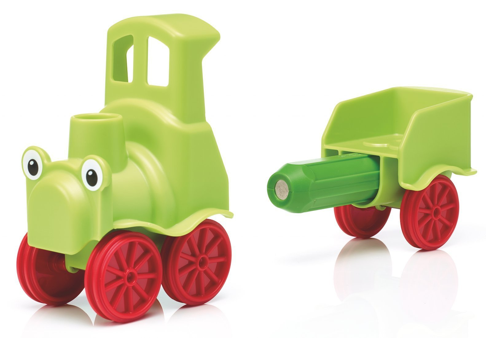 Zielona zabawka pociąg i wagon z czerwonymi kołami. Pociąg ma twarz. Wagon jest połączony zielonym prętem.