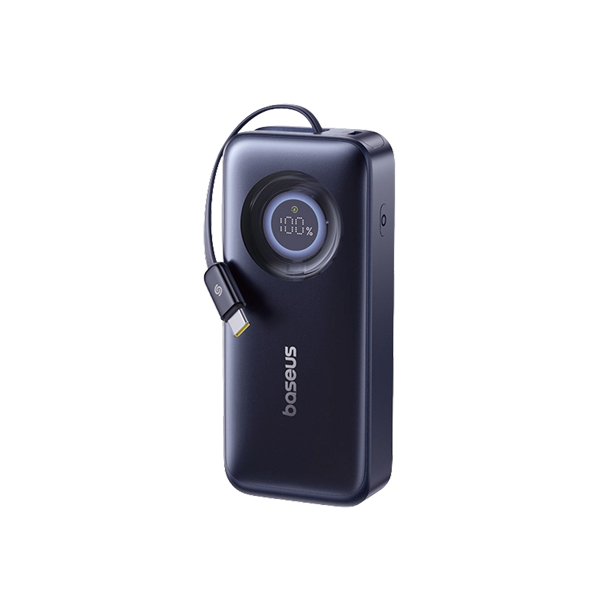Un power bank Baseus blu scuro con un cavo USB-C collegato. Visualizza il 100% della batteria sullo schermo rotondo.