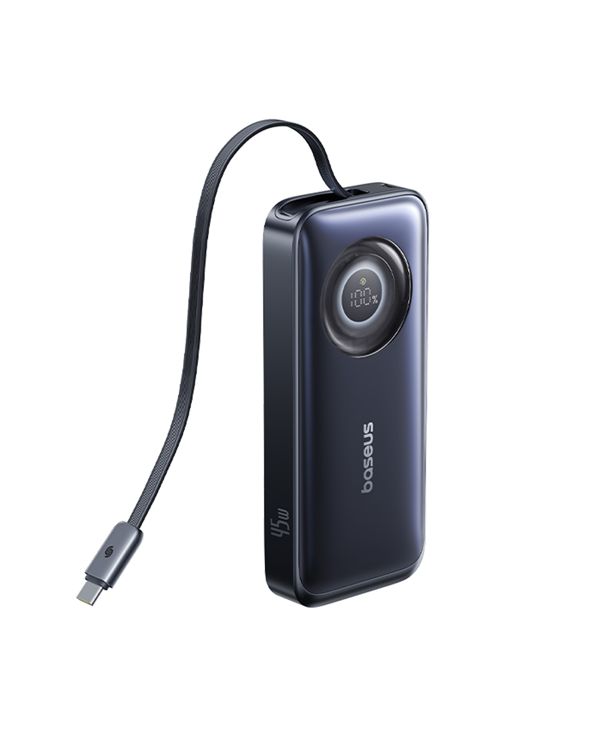 Un power bank Baseus blu scuro con un cavo USB-C collegato. Visualizza la carica al 100%. Lo sfondo è bianco.