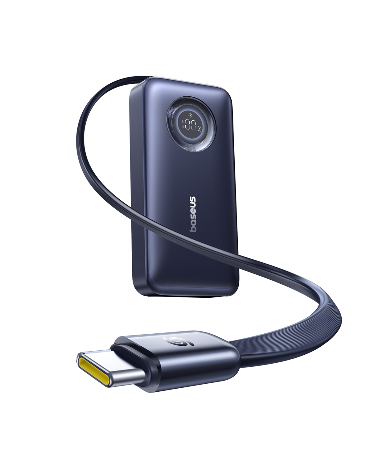 Un power bank Baseus blu scuro con display digitale che mostra il 100% di carica, collegato a un cavo USB-C con interno giallo.