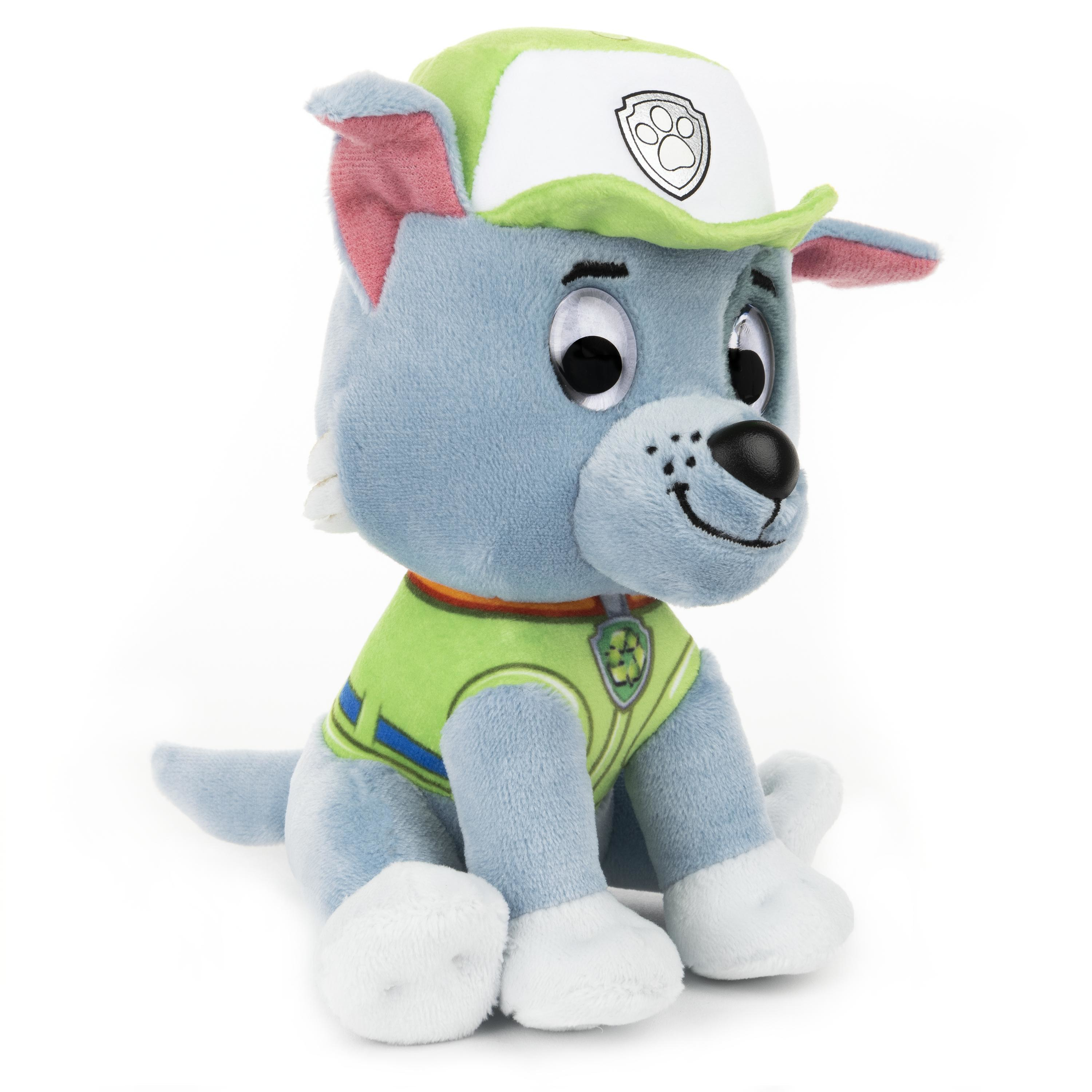 Ein Rocky-Plüschtier von Paw Patrol. Er ist grau und grün mit einem grünen Hut. Weißer Hintergrund.