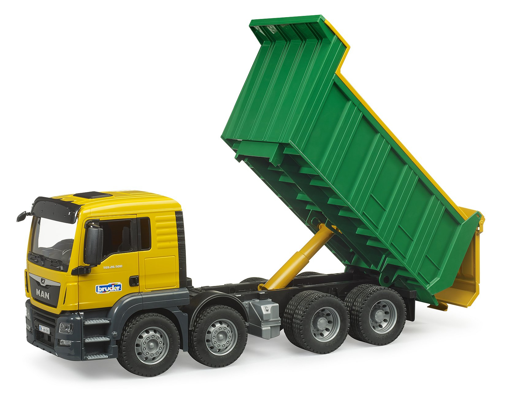 Un camion giocattolo giallo con cassone verde. Il cassone è sollevato. Il camion è su sfondo bianco.