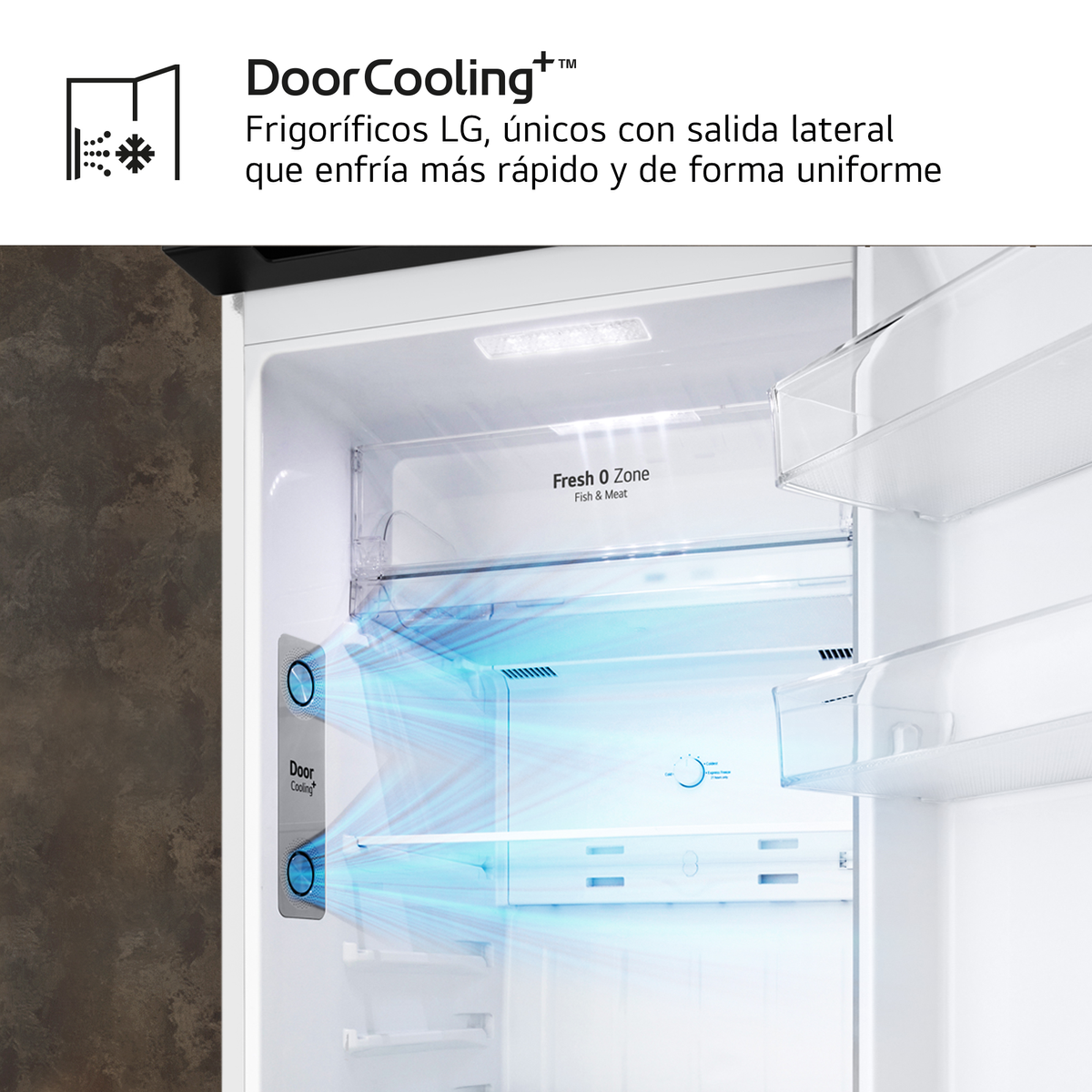 Interno di un frigorifero che mostra il sistema Door Cooling. L'aria blu esce dalle bocchette della porta, e l'interno ha ripiani e zona.