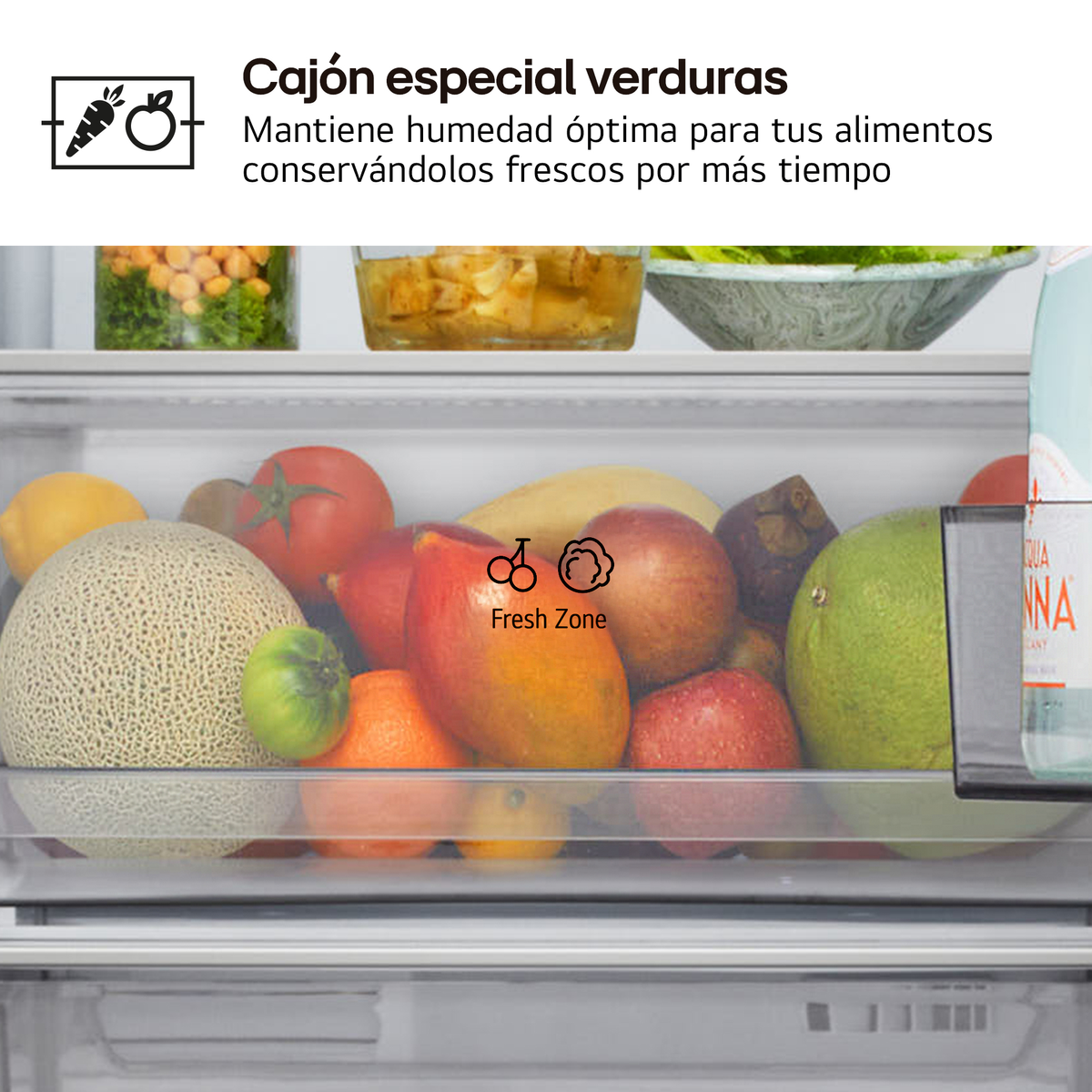 Un cajón de refrigerador lleno de frutas y verduras. Incluye melón, manzanas, naranjas y una botella de agua.