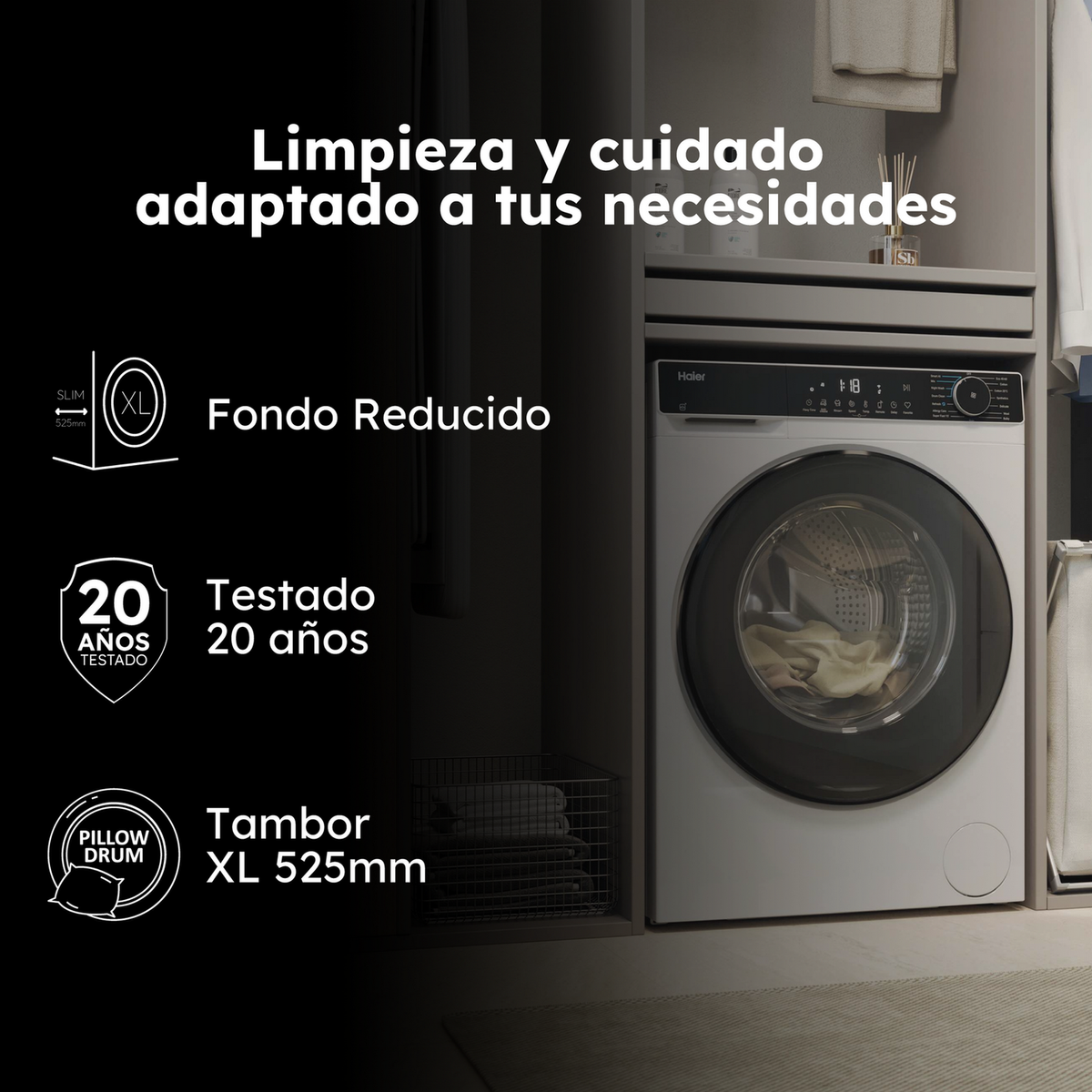 Una lavadora Haier blanca. Está en un entorno de lavandería. Texto en español. Tambor XL y diseño delgado.