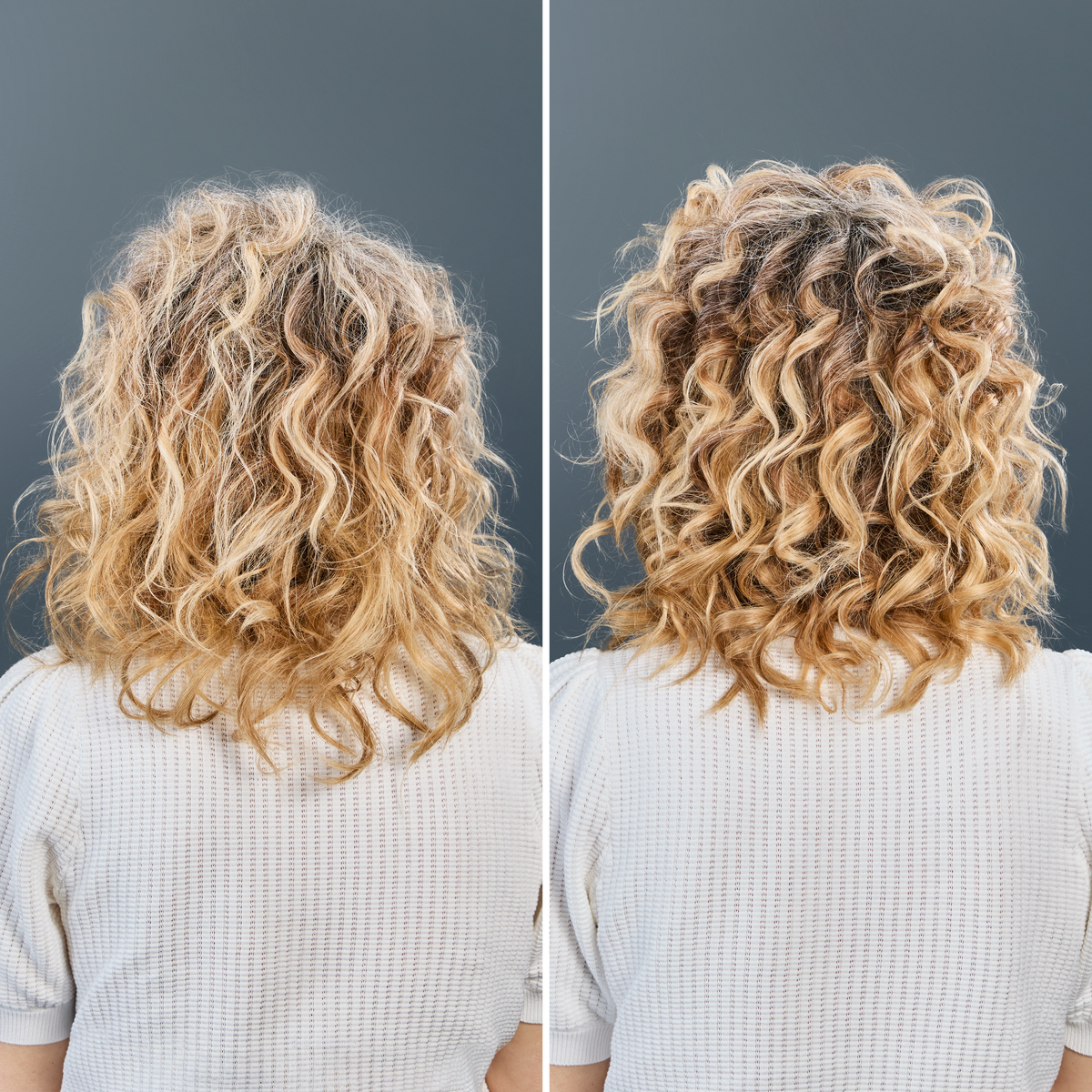 Twee naast elkaar geplaatste afbeeldingen tonen de rug van een persoon. Ze hebben krullend blond haar en dragen een wit, getextureerd shirt. Grijze achtergrond.