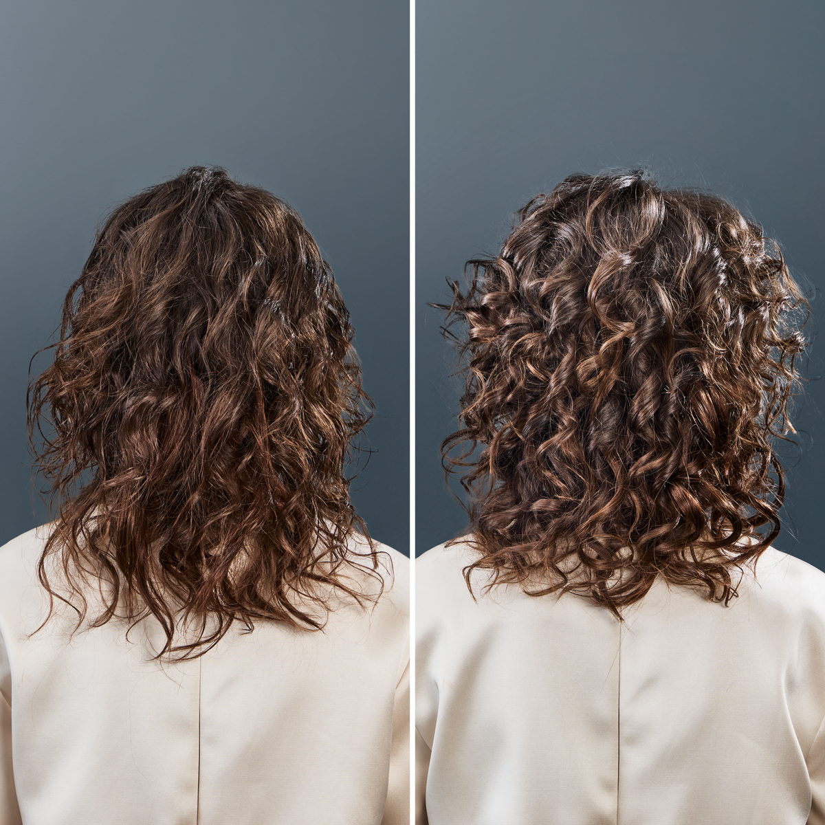 Twee afbeeldingen tonen krullend haar. Links: natte, rommelige krullen. Rechts: gestylede, gedefinieerde krullen. Beide tonen de rug van een persoon met een beige jasje.