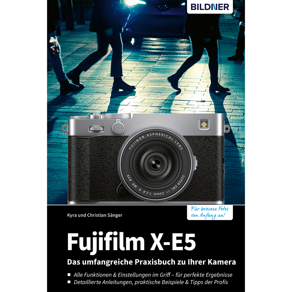 Kamera mit Personen im Hintergrund. Buchtitel: Fujifilm X-E5. Text auf dem Buch. Schwarzweiß, silberne Kamera.