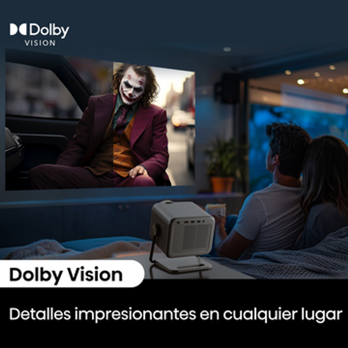 Para ogląda film wyświetlany na ekranie. Joker jest widoczny na ekranie. Mały projektor stoi przed parą.