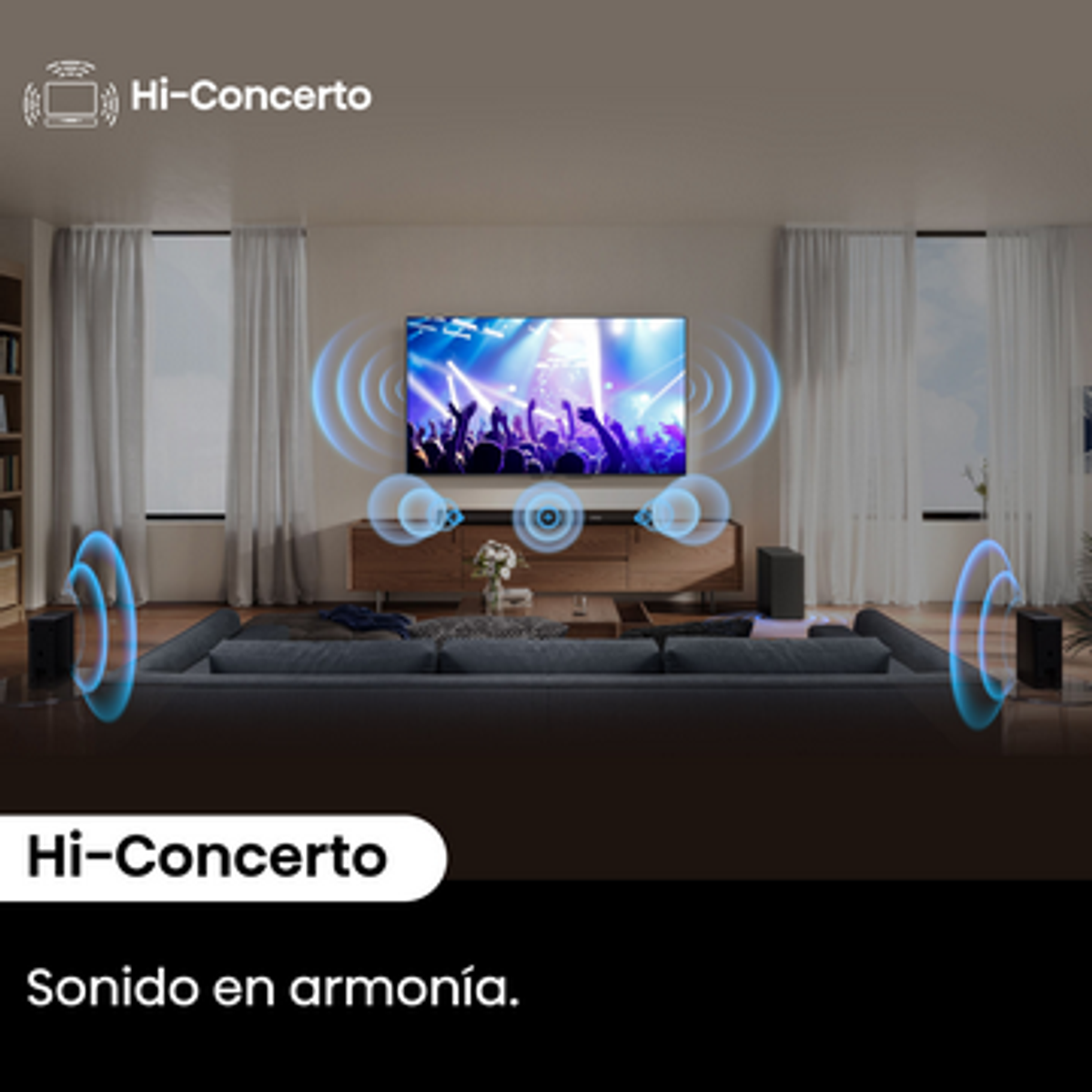 Una sala de estar con un televisor que muestra un concierto. Los altavoces están colocados alrededor de un sofá gris oscuro. El texto dice 'Hi-Concerto' y 'Sonido en armonía'.