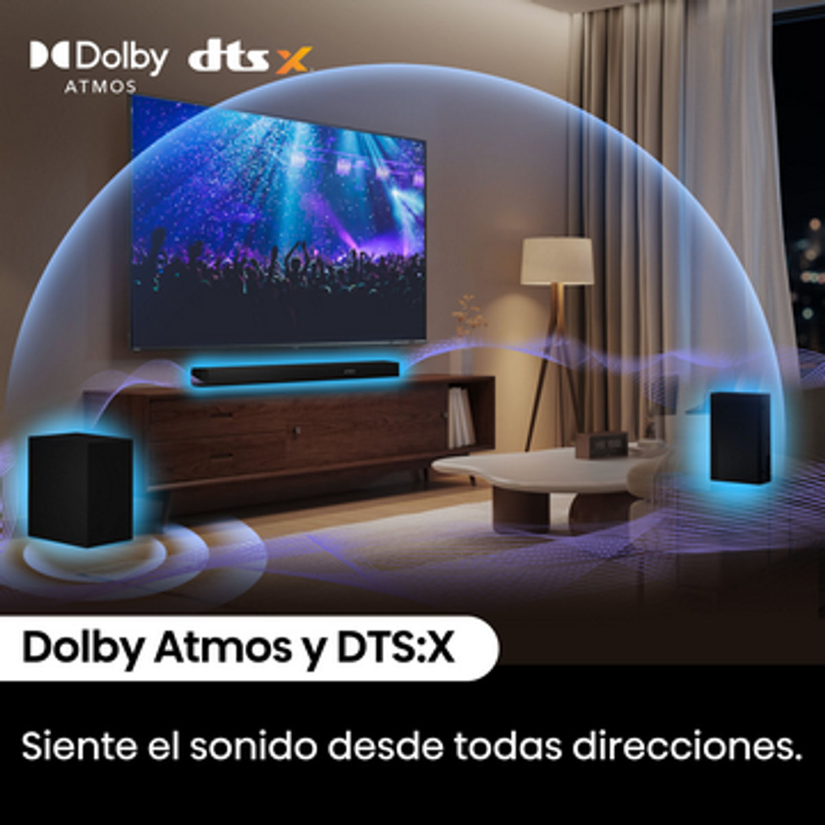 Una sala de estar con TV, barra de sonido y altavoces. El televisor muestra un concierto. El texto dice Dolby Atmos y DTS:X.