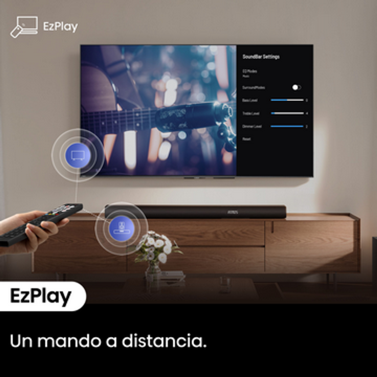 Una mano con un mando a distancia controla un televisor con ajustes de barra de sonido. Una guitarra en la pantalla, un florero y un mueble de madera abajo.
