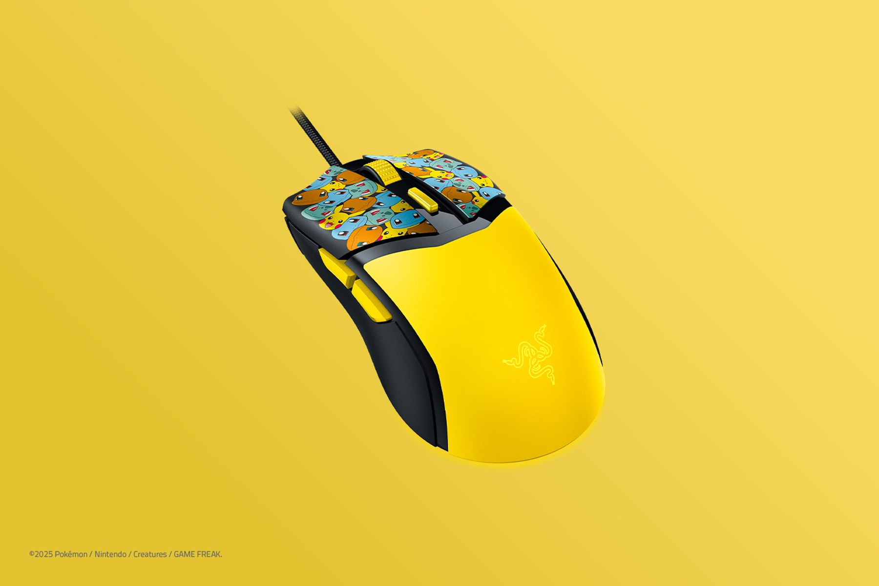 Un mouse da gaming Razer giallo a tema Pokemon. Il mouse ha una base nera, una parte superiore gialla e disegni di personaggi Pokemon.