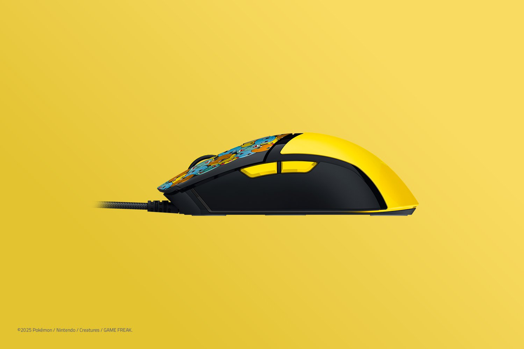 Un mouse per computer giallo e nero. Ha un design Pokémon e si trova su uno sfondo giallo.
