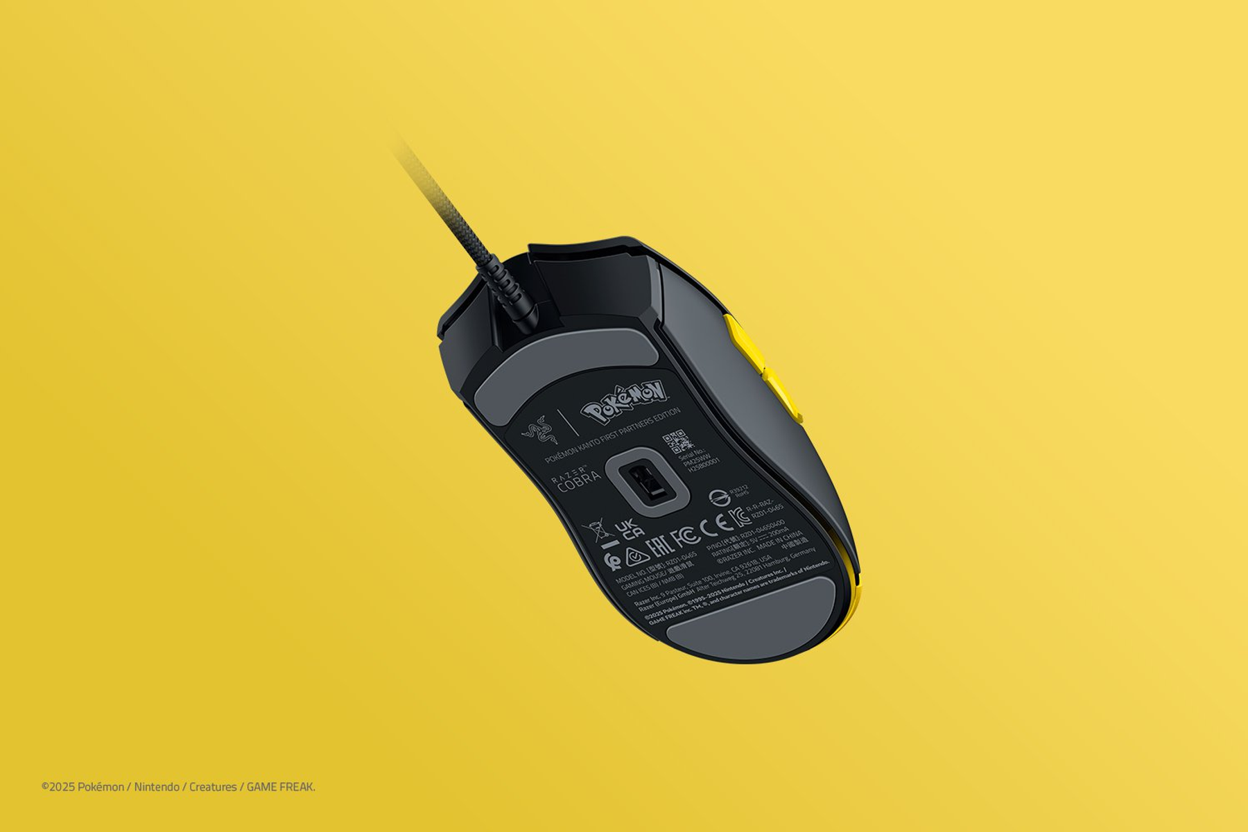 Mouse Razer Cobra Pokemon nero e giallo su sfondo giallo. Il mouse ha un cavo collegato.