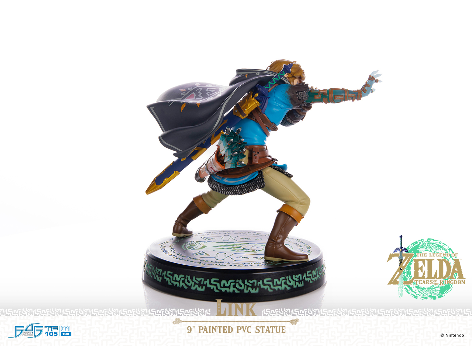 Estatua de Link de Tears of the Kingdom. La figura está sobre una base negra, empuñando una espada y vestida de azul y marrón.