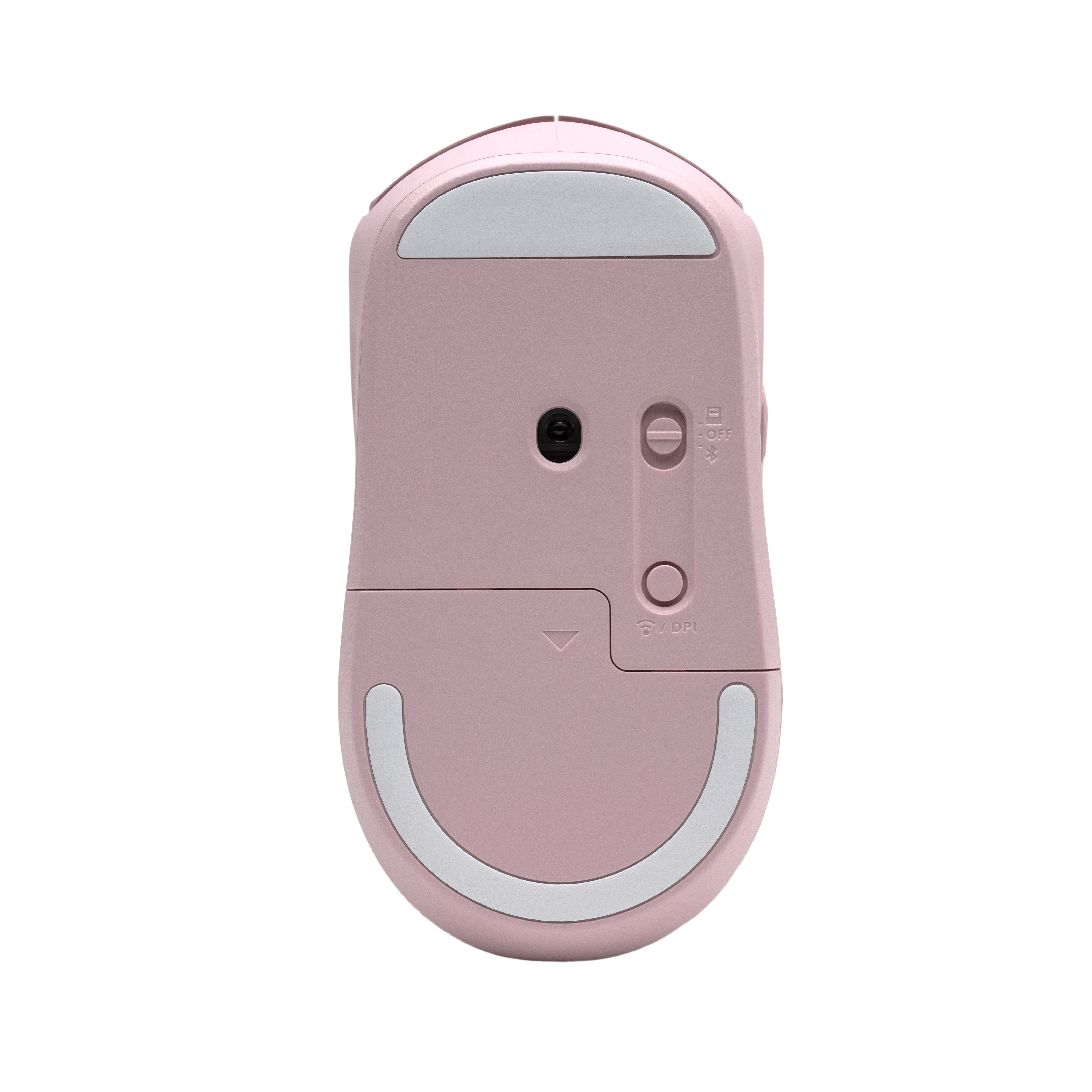 Różowa bezprzewodowa mysz od spodu. Zawiera włącznik, przycisk DPI i port ładowania. Widoczne białe podkładki.