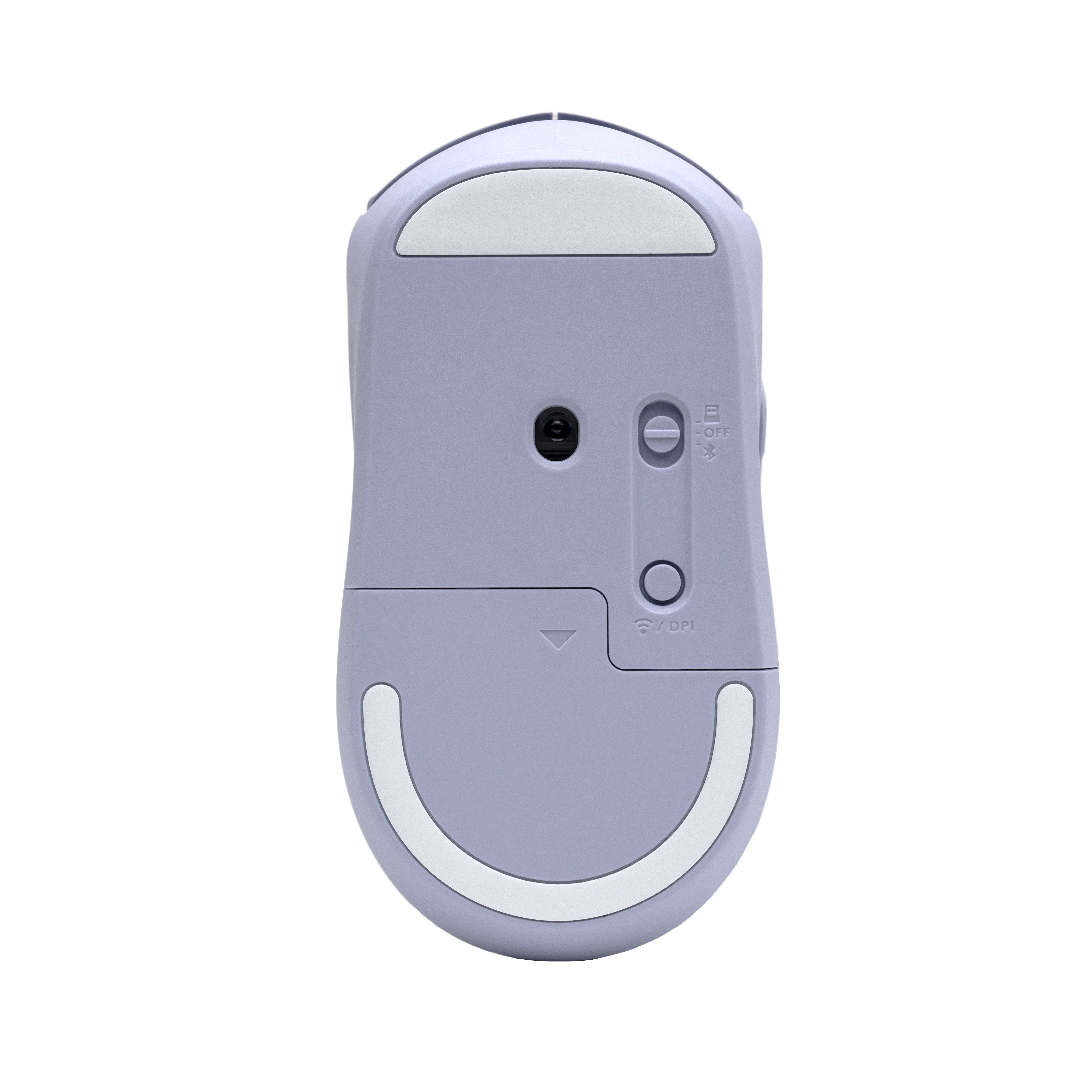 Widok od spodu jasnofioletowej myszy komputerowej. Ma białe podkładki i przyciski. Tył ma przełącznik.