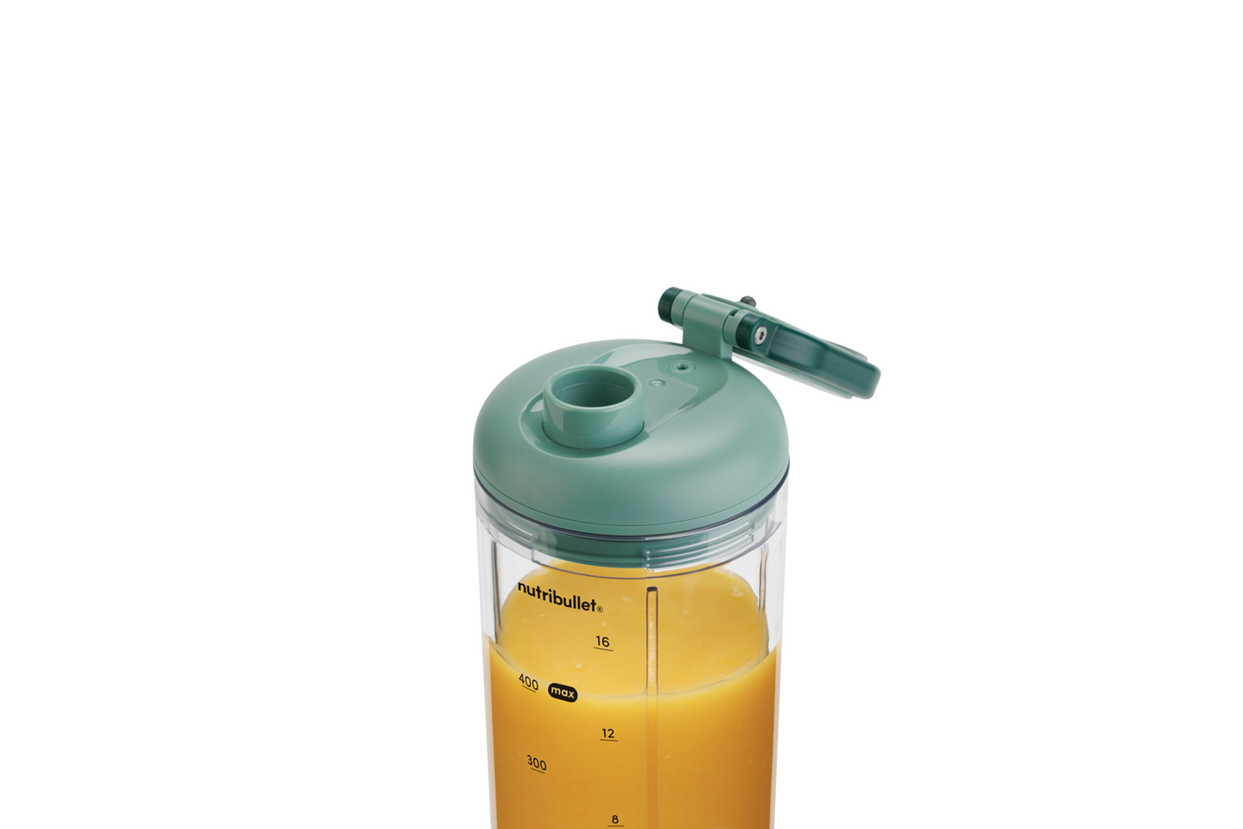 Un frullatore Nutribullet verde con liquido arancione all'interno. Il coperchio è aperto. Sfondo bianco.
