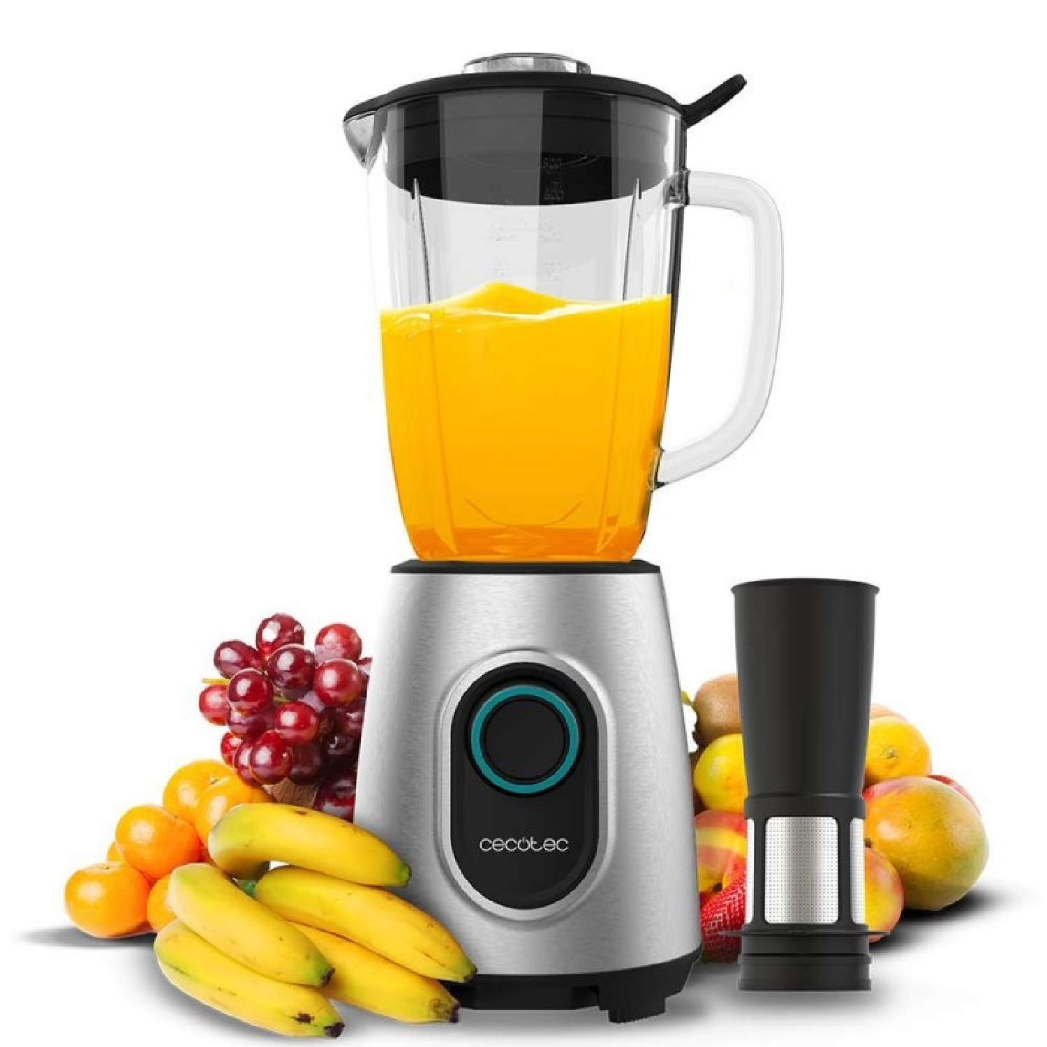 Un frullatore con succo d'arancia, circondato da frutta come banane, uva, arance e mango. Un accessorio nero a destra.