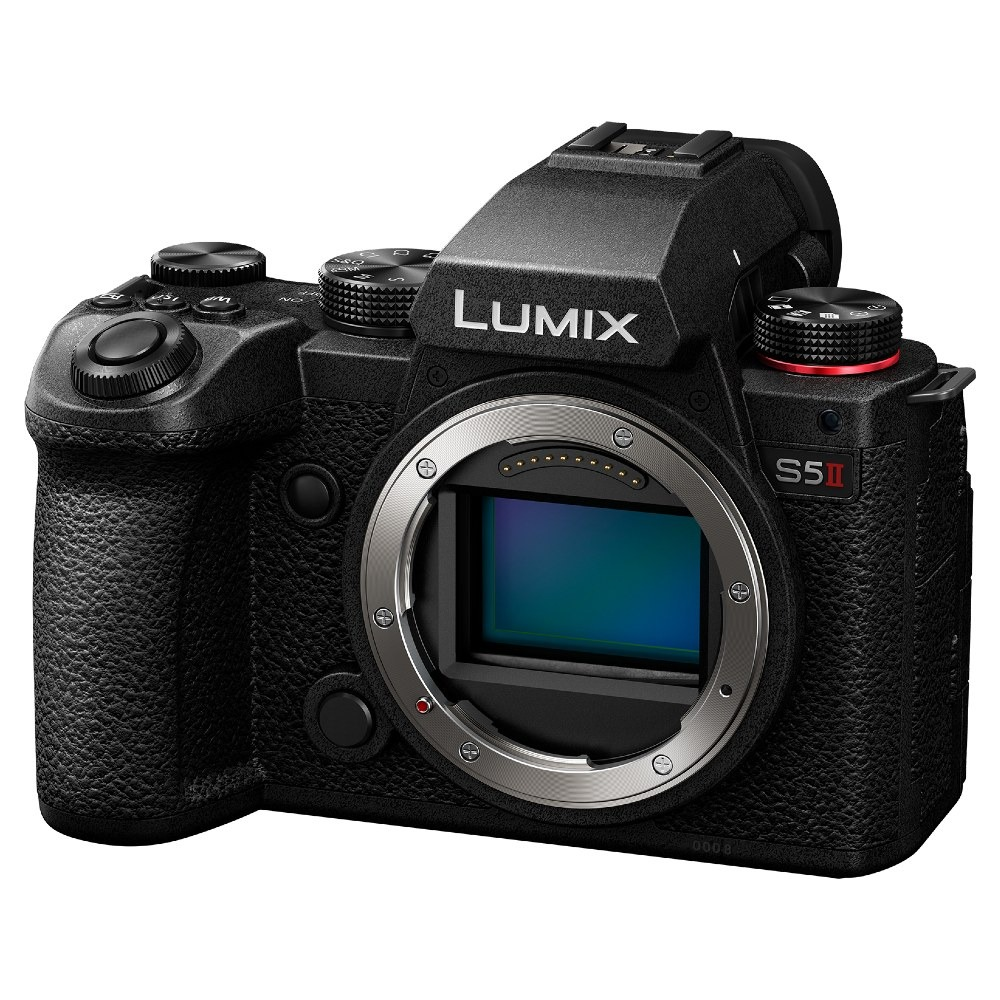 Zwarte Lumix S5II camera. Zilveren lensvatting, zwarte draaiknoppen en knoppen. Rode accenten op een draaiknop. De lens is open.
