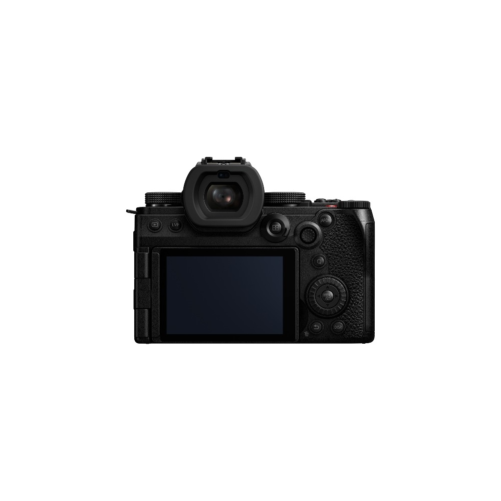Een zwarte digitale camera staat in het midden. Hij heeft een lens, knoppen, een scherm en een handgreep. De achtergrond is wit.