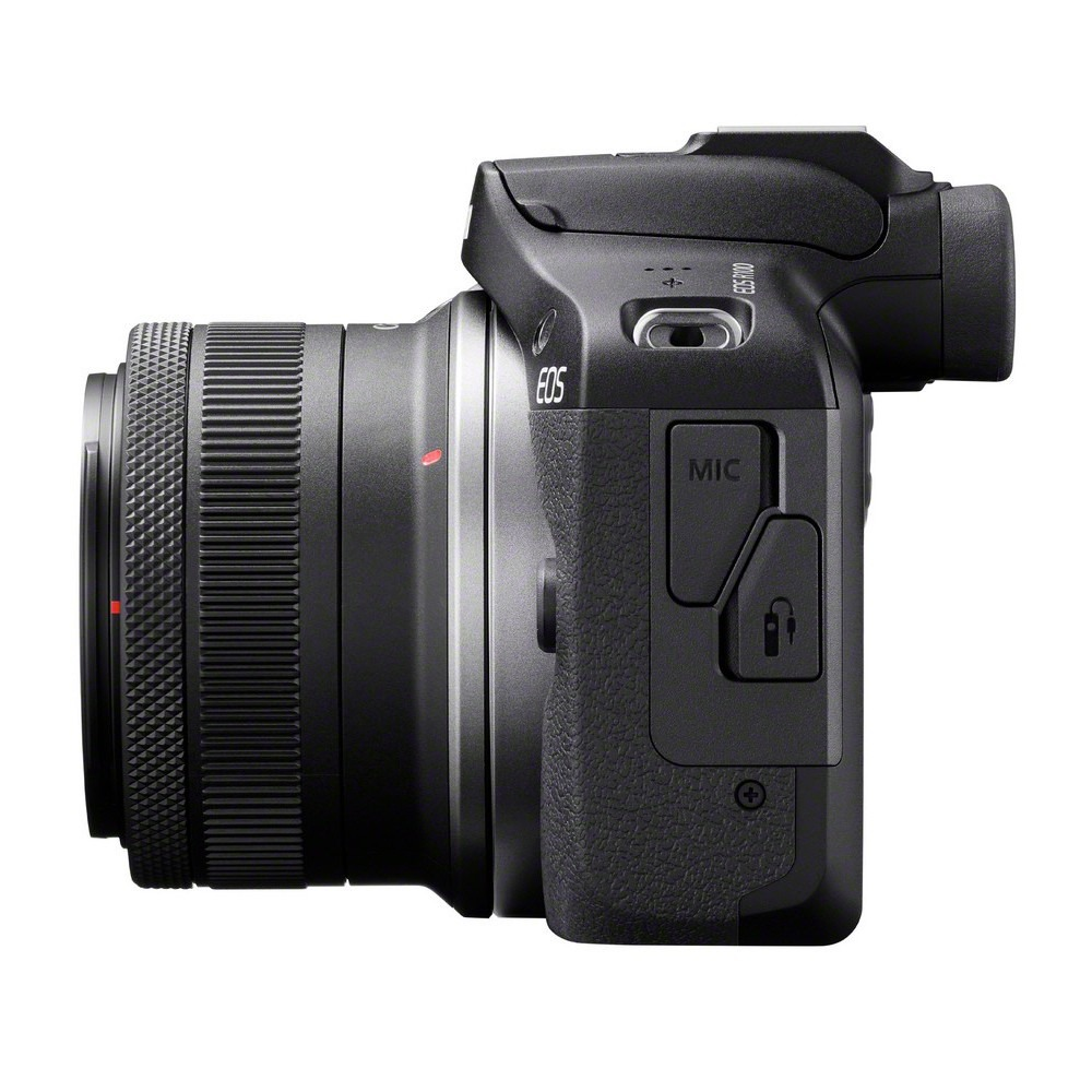 Vista laterale di una fotocamera nera con obiettivo, che mostra dettagli come l'obiettivo, il logo EOS e il pulsante MIC.