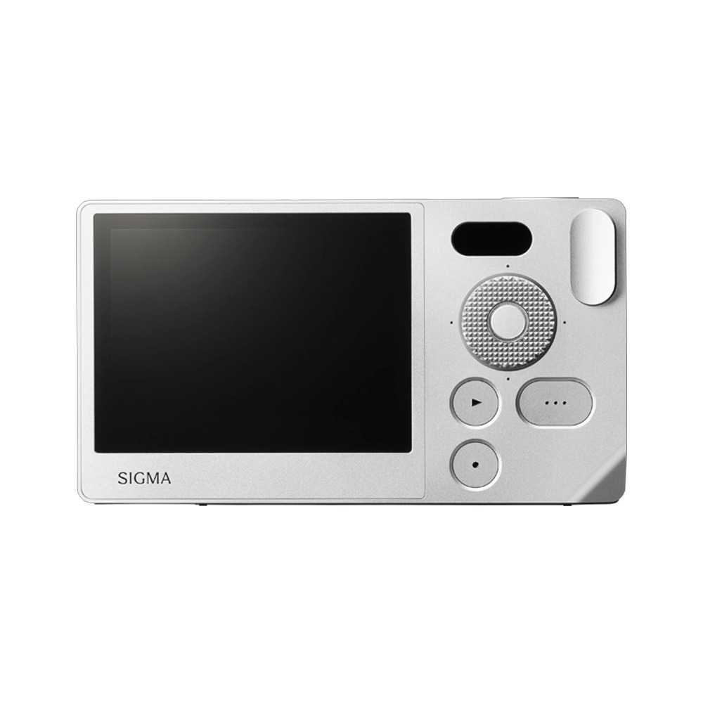 Retro di una fotocamera Sigma argentata. Ha uno schermo nero, vari pulsanti e una ghiera strutturata. Il logo Sigma è visibile.