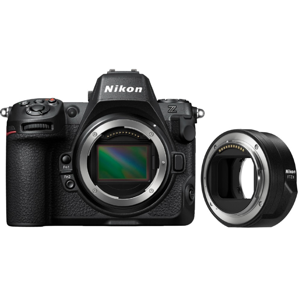 Una fotocamera Nikon nera con un adattatore per obiettivo. La fotocamera ha un ampio attacco per obiettivo. L'adattatore è a destra. Entrambi sono su sfondo bianco.