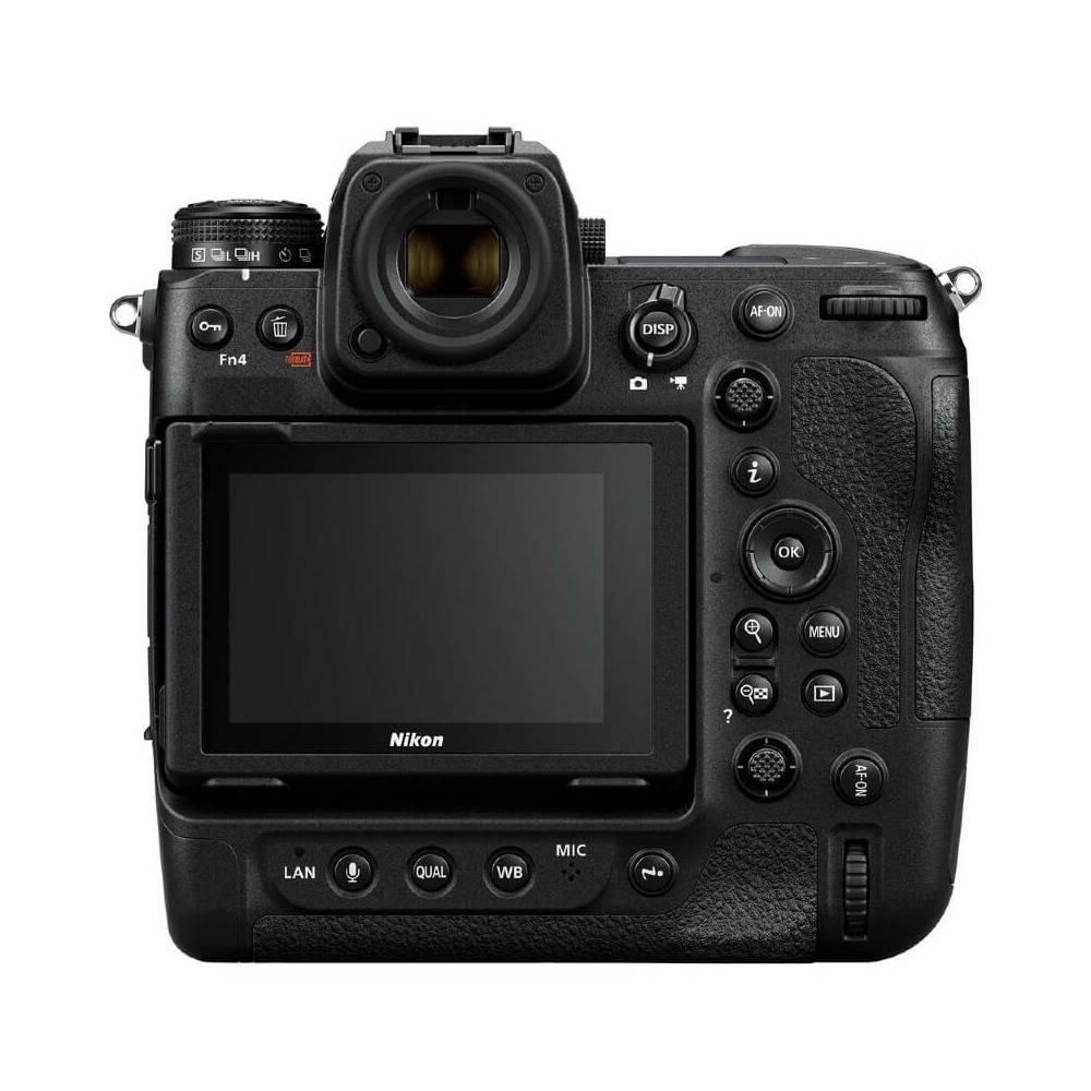 Vista posteriore di una fotocamera Nikon nera, che mostra lo schermo LCD, i pulsanti, le ghiere e le porte. Il logo Nikon è visibile.