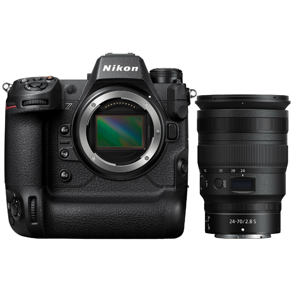 Una fotocamera Nikon nera con un obiettivo. La fotocamera ha un attacco per obiettivo grande. L'obiettivo è un modello 24-70/2.8 S.