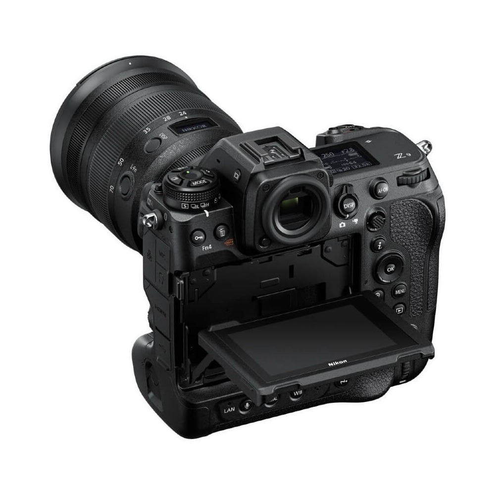Una fotocamera nera Nikon serie Z con obiettivo, schermo aperto e vari pulsanti visibili. Il logo Nikon è visibile.
