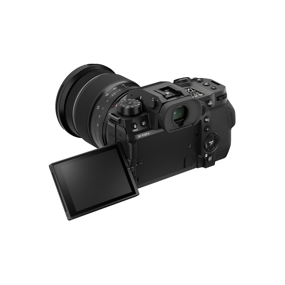 Zwarte digitale camera met lens en uitklapbaar scherm. De lens heeft markeringen. Het scherm is open.