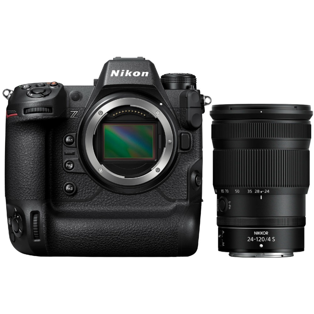 Una fotocamera Nikon nera con obiettivo. La fotocamera ha un attacco per obiettivo grande e un'impugnatura strutturata. L'obiettivo è nero e cilindrico.