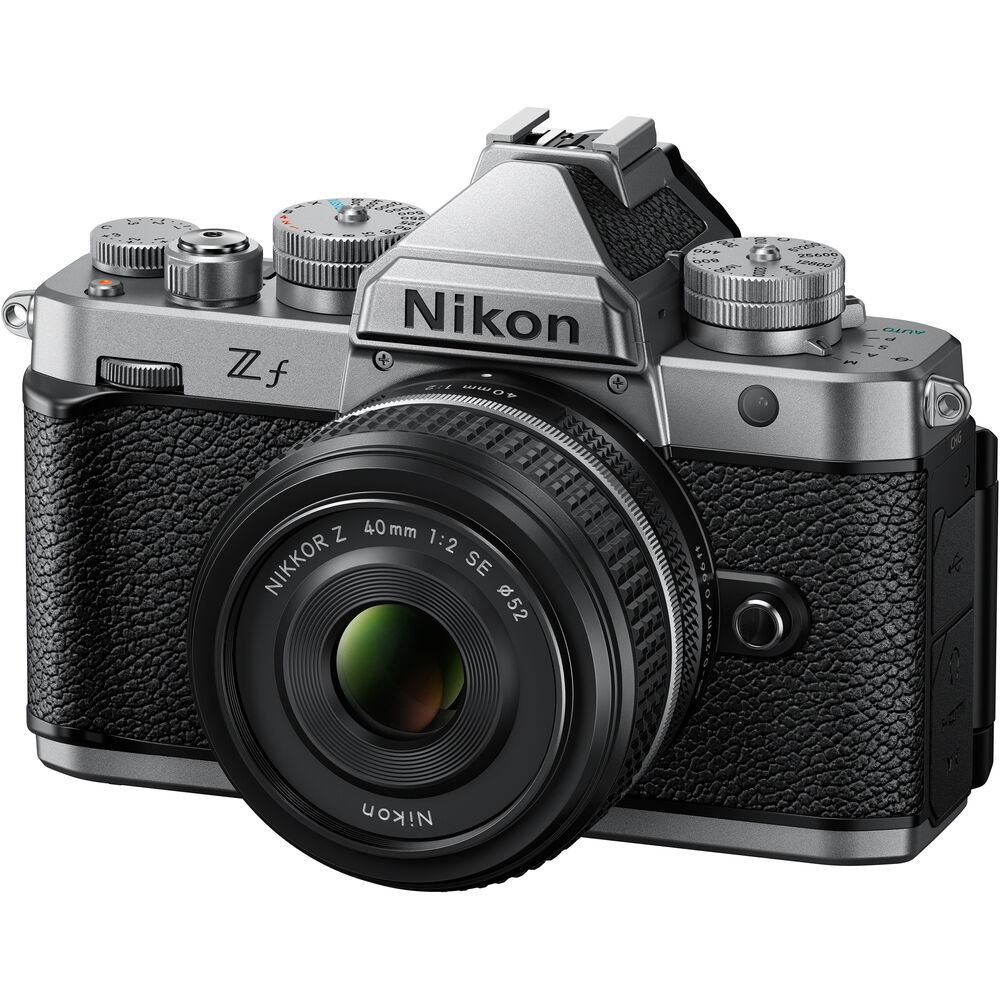 Una cámara Nikon Z f plateada y negra con una lente adjunta. La lente dice Nikkor Z 40mm 1:2 SE. El logotipo de Nikon es visible.
