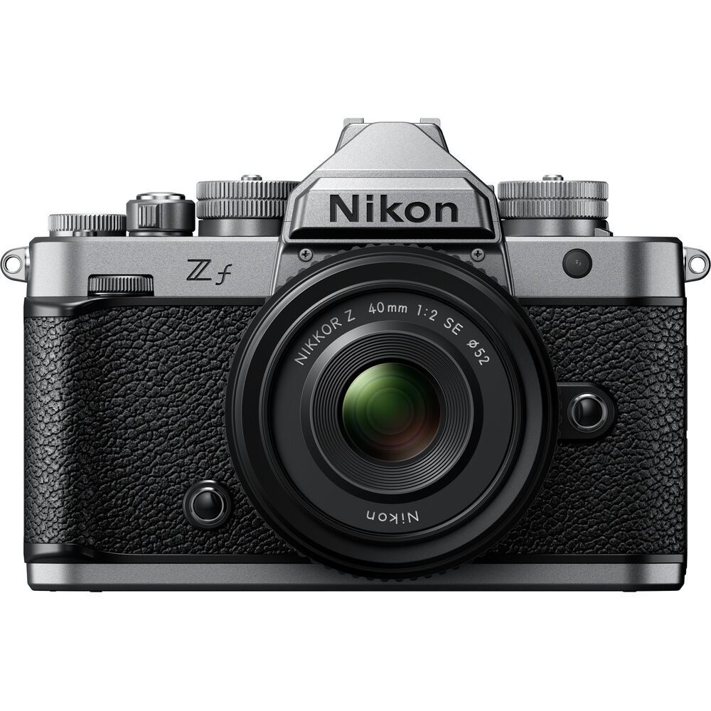 Una cámara Nikon Z f plateada y negra con lente. La lente dice 'NIKKOR Z 40mm 1:2 SE ø52'. La marca es visible.