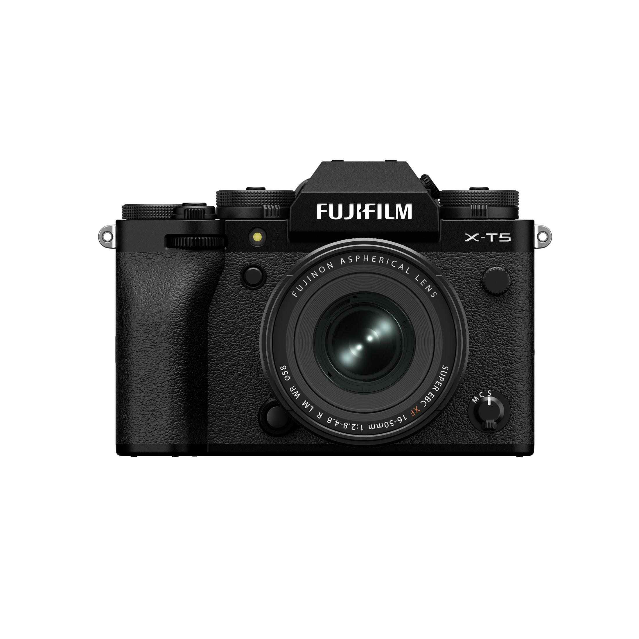Una cámara Fujifilm X-T5 negra con una lente. Tiene botones, diales y un agarre texturizado. La lente dice Fujinon.