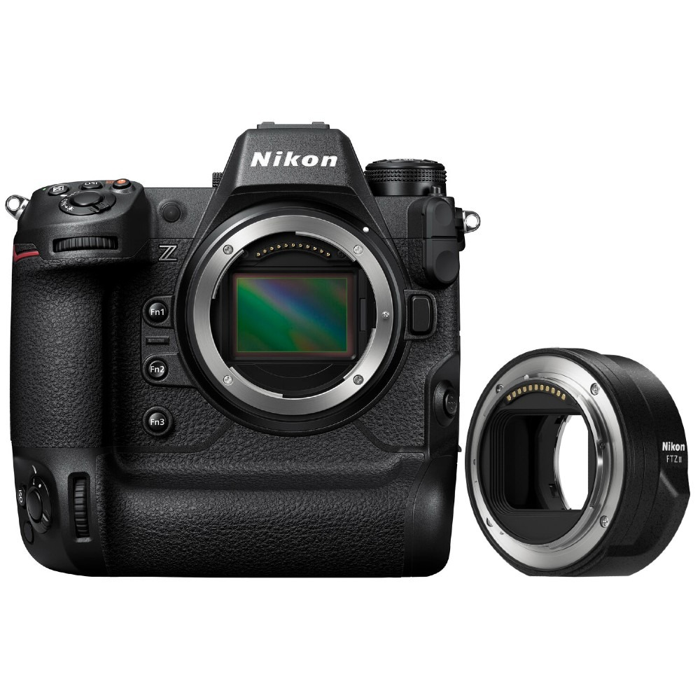 Una fotocamera Nikon nera con un adattatore per obiettivo. La fotocamera ha un attacco per obiettivo grande, pulsanti e un'impugnatura. L'adattatore è nero e circolare.